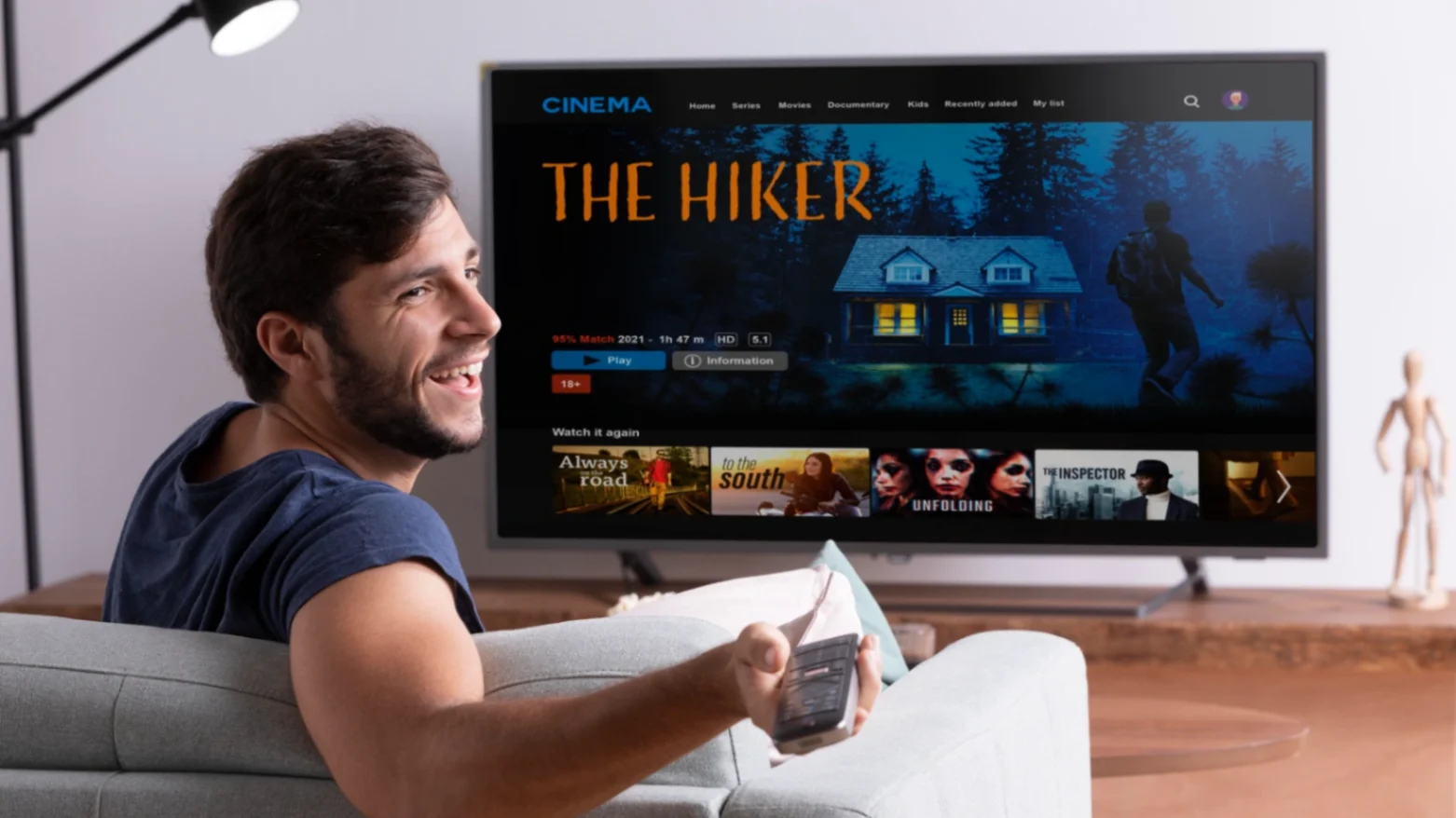 Famille regardant la TV en 4K
